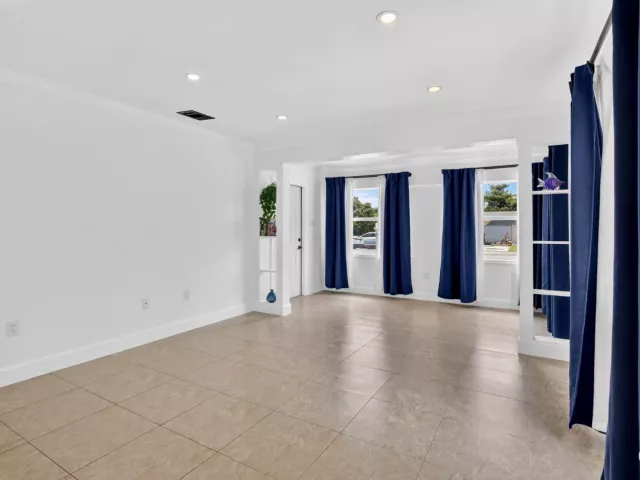 3-bedroom home for sale in Hollywood - 2427 Harding Street - MondialRealty