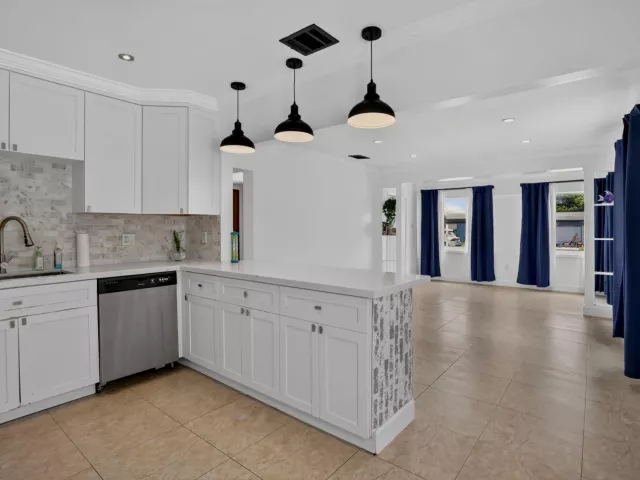 3-bedroom home for sale in Hollywood - 2427 Harding Street - MondialRealty