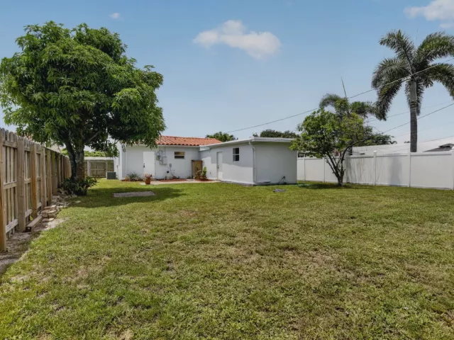 3-bedroom home for sale in Hollywood - 2427 Harding Street - MondialRealty