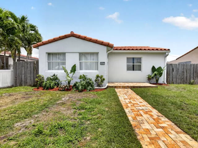 3-bedroom home for sale in Hollywood - 2427 Harding Street - MondialRealty