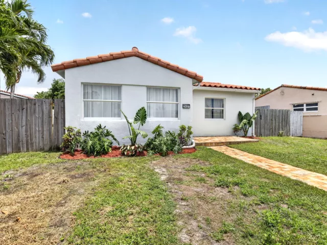 3-bedroom home for sale in Hollywood - 2427 Harding Street - MondialRealty