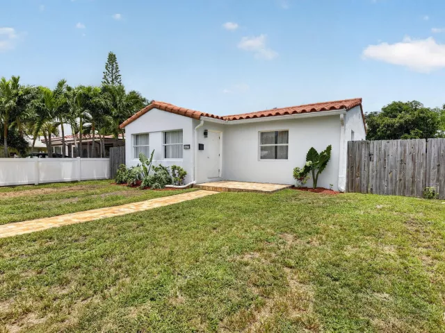 3-bedroom home for sale in Hollywood - 2427 Harding Street - MondialRealty