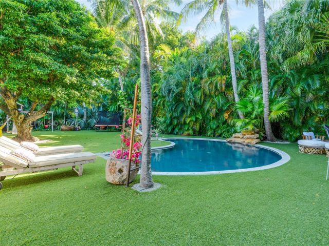 5-bedroom home for sale in Key Biscayne - 330 Gulf Rd - MondialRealty