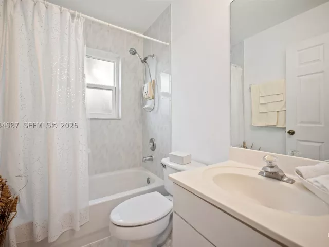 3-bedroom home for sale in Miami - 18061 SW 152nd Ct - MondialRealty