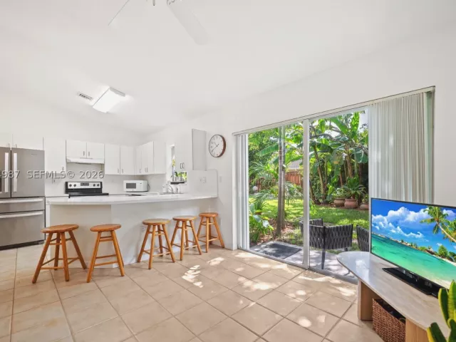 3-bedroom home for sale in Miami - 18061 SW 152nd Ct - MondialRealty