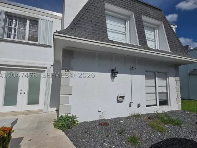 3-bedroom home for rent in Hallandale Beach - 926 NE 27th Ave 926 - MondialRealty