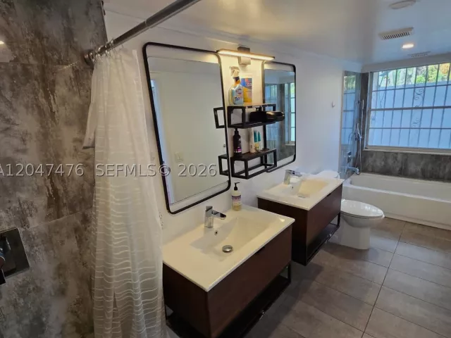 3-bedroom home for rent in Hallandale Beach - 926 NE 27th Ave 926 - MondialRealty