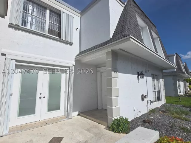 3-bedroom home for rent in Hallandale Beach - 926 NE 27th Ave 926 - MondialRealty
