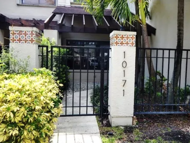 3-bedroom home for sale in Miami - 10171 SW 137th Ct - MondialRealty