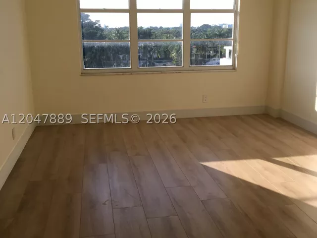 1-bedroom condo for sale in Miami Beach - 5700 Collins Ave 6J - MondialRealty