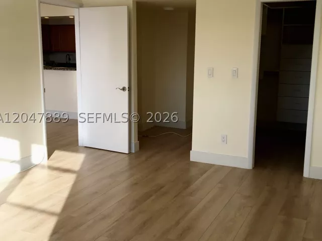 1-bedroom condo for sale in Miami Beach - 5700 Collins Ave 6J - MondialRealty