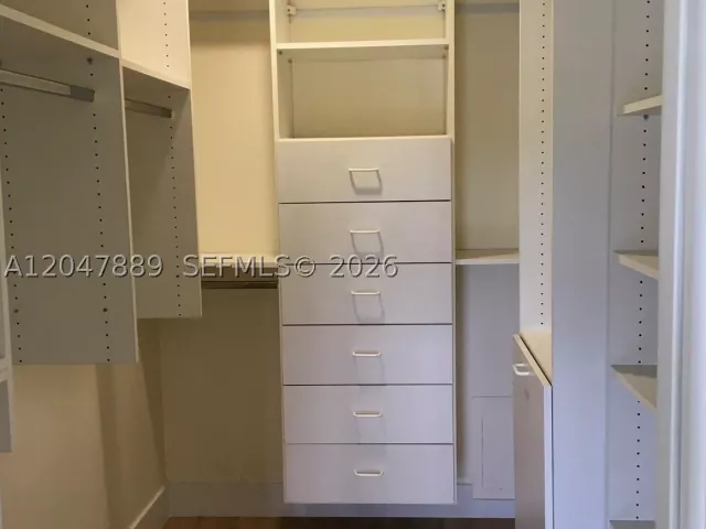 1-bedroom condo for sale in Miami Beach - 5700 Collins Ave 6J - MondialRealty
