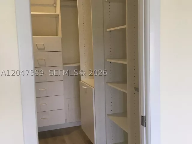 1-bedroom condo for sale in Miami Beach - 5700 Collins Ave 6J - MondialRealty