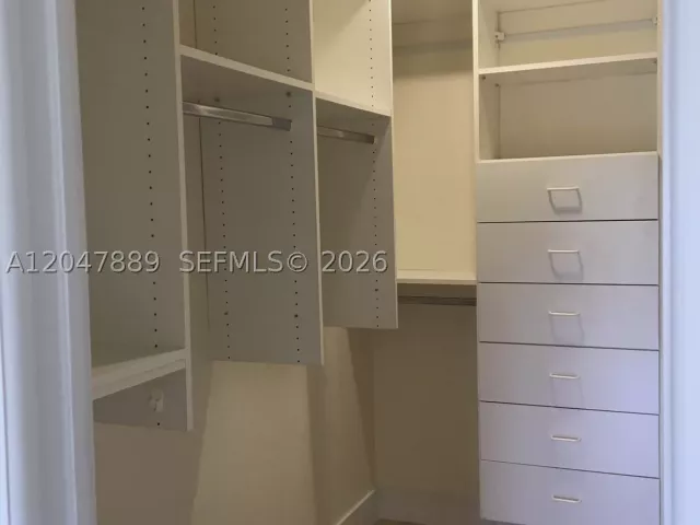 1-bedroom condo for sale in Miami Beach - 5700 Collins Ave 6J - MondialRealty