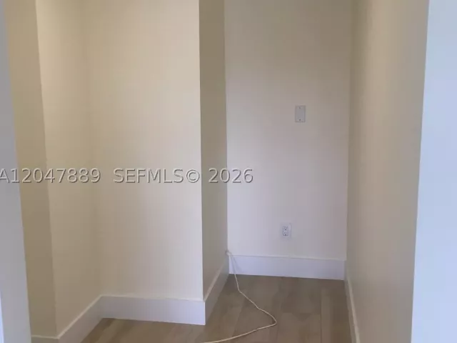 1-bedroom condo for sale in Miami Beach - 5700 Collins Ave 6J - MondialRealty