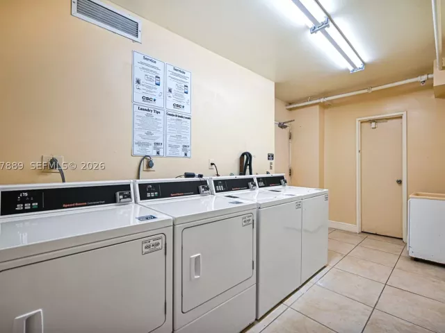 1-bedroom condo for sale in Miami Beach - 5700 Collins Ave 6J - MondialRealty