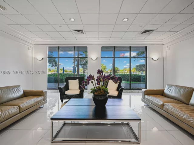 1-bedroom condo for sale in Miami Beach - 5700 Collins Ave 6J - MondialRealty