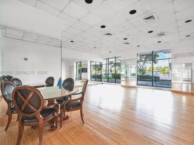 1-bedroom condo for sale in Miami Beach - 5700 Collins Ave 6J - MondialRealty