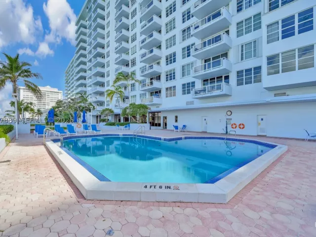 1-bedroom condo for sale in Miami Beach - 5700 Collins Ave 6J - MondialRealty