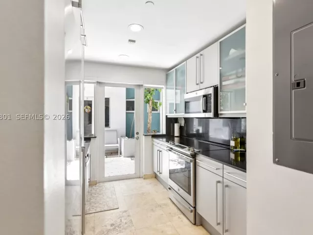 2-bedroom home for sale in Miami Beach - 204 Washington Ave 13 - MondialRealty