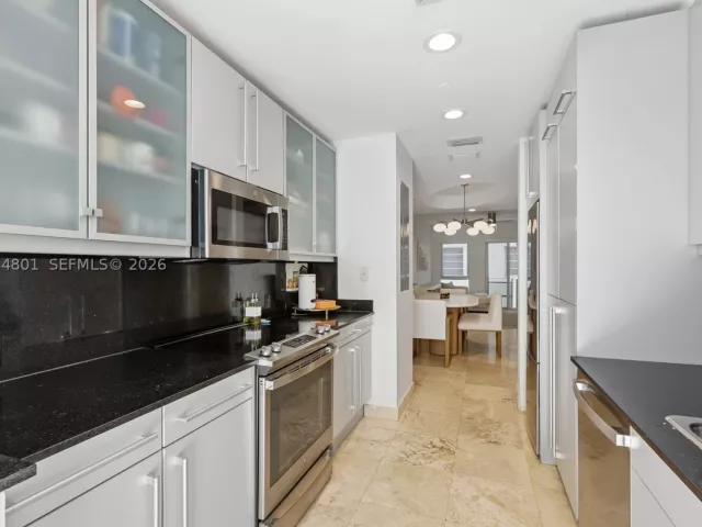 2-bedroom home for sale in Miami Beach - 204 Washington Ave 13 - MondialRealty