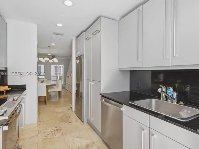 2-bedroom home for sale in Miami Beach - 204 Washington Ave 13 - MondialRealty
