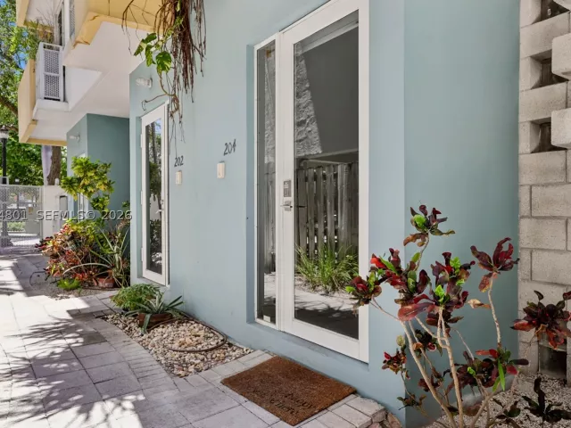 2-bedroom home for sale in Miami Beach - 204 Washington Ave 13 - MondialRealty