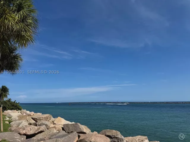 2-bedroom home for sale in Miami Beach - 204 Washington Ave 13 - MondialRealty