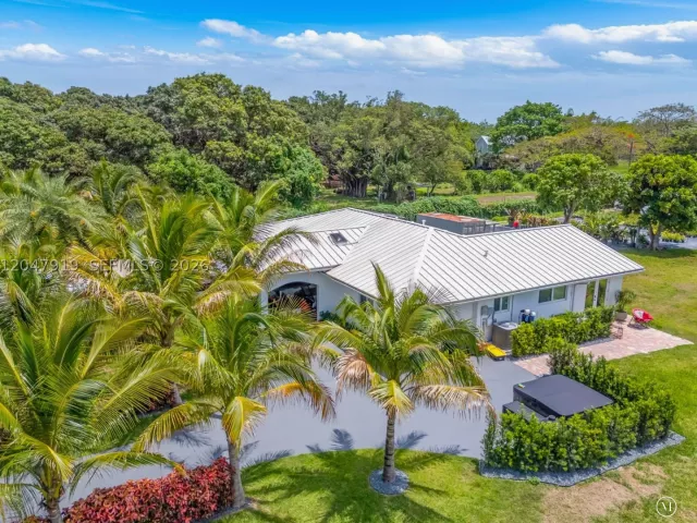 4-bedroom home for sale in Miami - 13770 SW 192nd St - MondialRealty