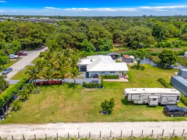 4-bedroom home for sale in Miami - 13770 SW 192nd St - MondialRealty
