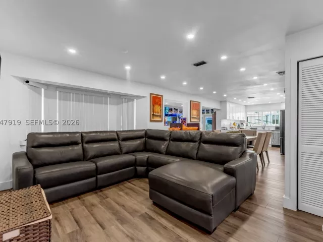 4-bedroom home for sale in Miami - 13770 SW 192nd St - MondialRealty