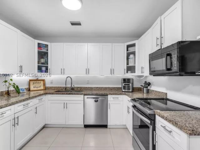 3-bedroom home for sale in Miami - 801 NW 17th Ct - MondialRealty
