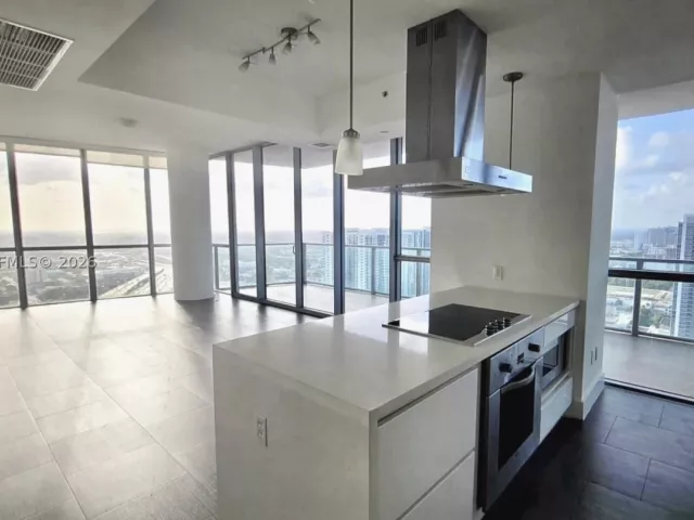 2-bedroom condo for sale in Miami - 1100 Biscayne Blvd 3708 - MondialRealty