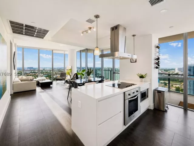2-bedroom condo for sale in Miami - 1100 Biscayne Blvd 3708 - MondialRealty