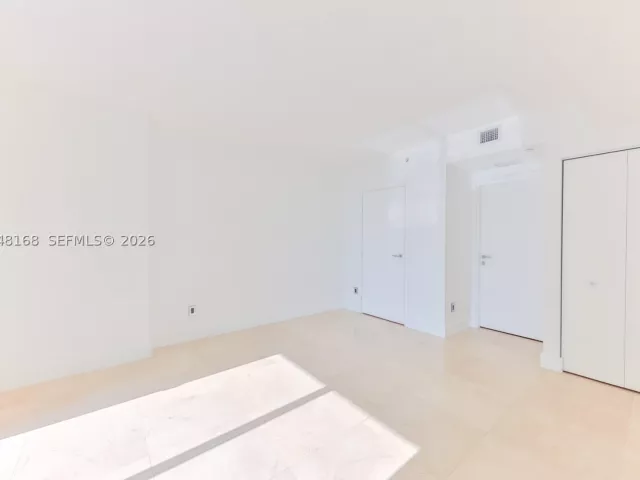1-bedroom condo for rent in Miami - 1300 Brickell Bay Dr 1206 - MondialRealty