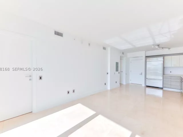1-bedroom condo for rent in Miami - 1300 Brickell Bay Dr 1206 - MondialRealty