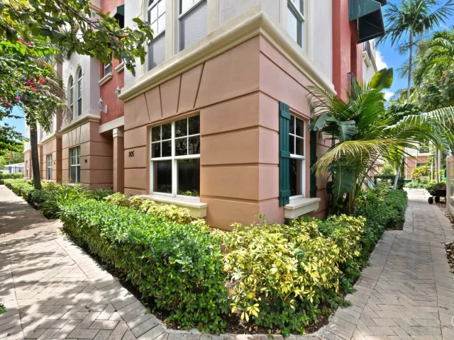 3-bedroom home for sale in Fort Lauderdale - 1033 NE 17th Way 905 - MondialRealty