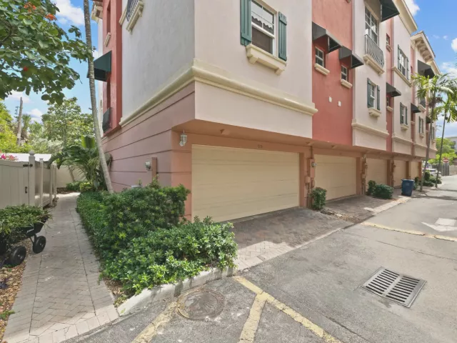 3-bedroom home for sale in Fort Lauderdale - 1033 NE 17th Way 905 - MondialRealty