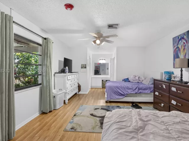 3-bedroom home for sale in Cooper City - 12104 Landing Way - MondialRealty