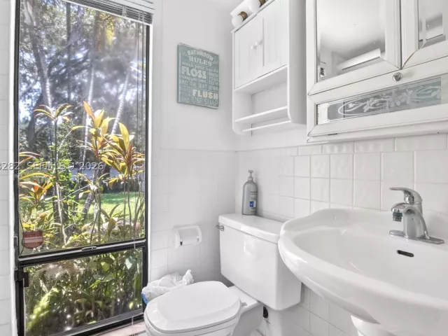 3-bedroom home for sale in Cooper City - 12104 Landing Way - MondialRealty