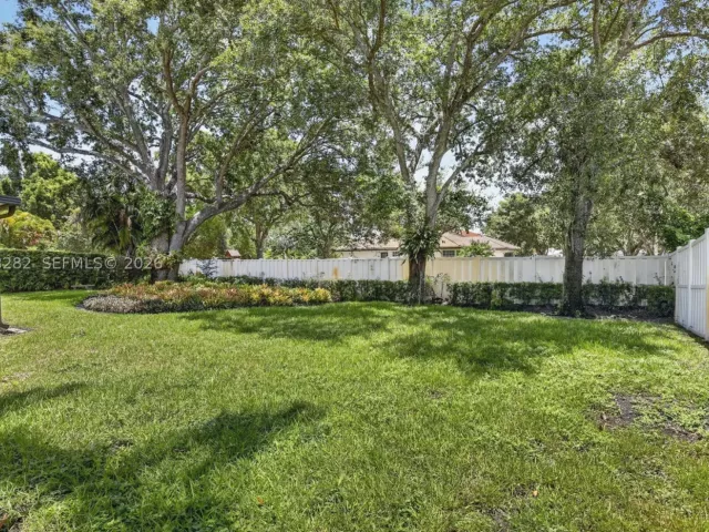 3-bedroom home for sale in Cooper City - 12104 Landing Way - MondialRealty