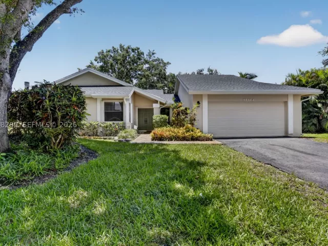3-bedroom home for sale in Cooper City - 12104 Landing Way - MondialRealty