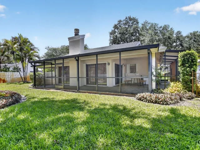 3-bedroom home for sale in Cooper City - 12104 Landing Way - MondialRealty