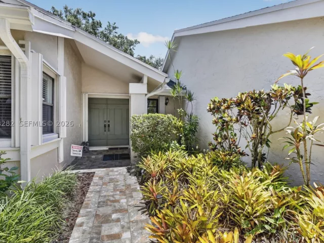 3-bedroom home for sale in Cooper City - 12104 Landing Way - MondialRealty