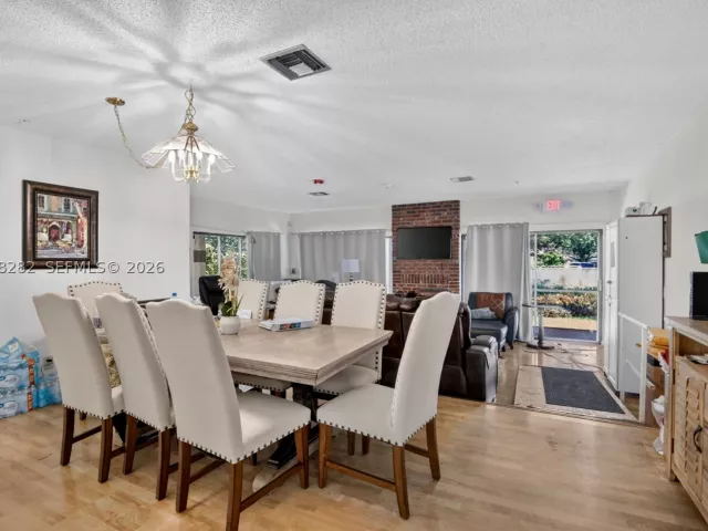 3-bedroom home for sale in Cooper City - 12104 Landing Way - MondialRealty