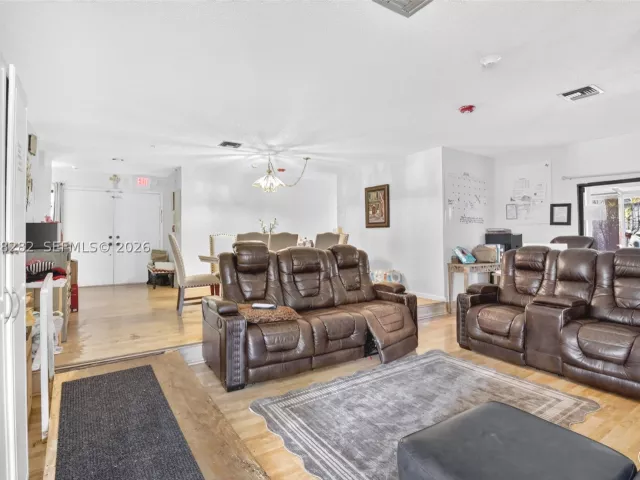 3-bedroom home for sale in Cooper City - 12104 Landing Way - MondialRealty