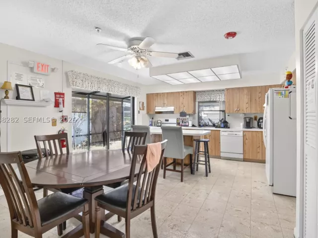 3-bedroom home for sale in Cooper City - 12104 Landing Way - MondialRealty