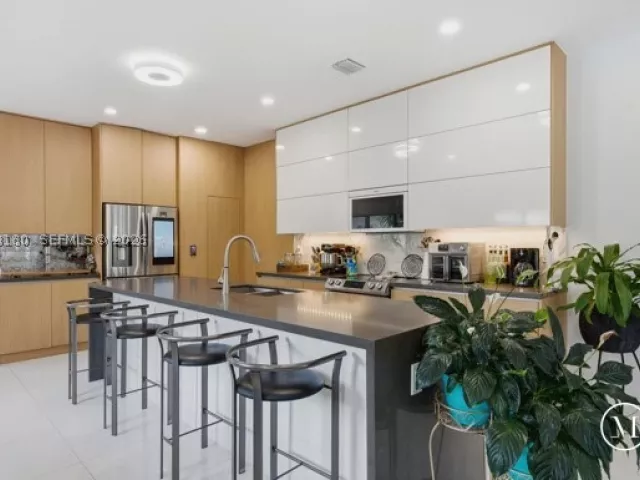 3-bedroom home for sale in Miami - 2931 SW 38th Ct 2 - MondialRealty