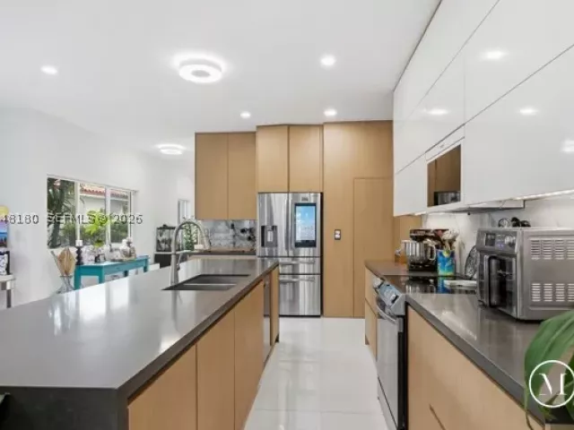 3-bedroom home for sale in Miami - 2931 SW 38th Ct 2 - MondialRealty