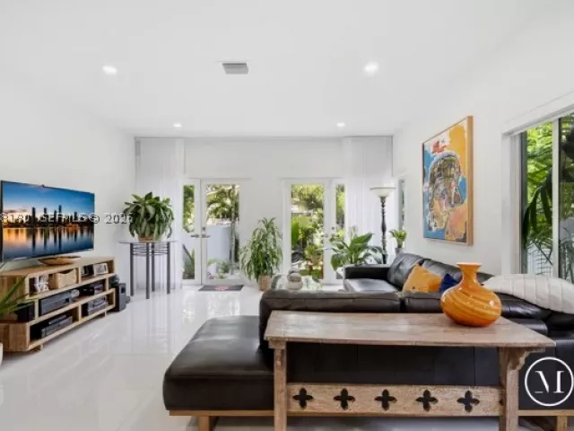 3-bedroom home for sale in Miami - 2931 SW 38th Ct 2 - MondialRealty